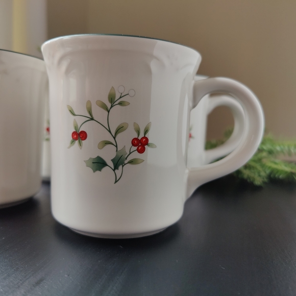 4 Pfaltzgraff 12 oz mugs | Christmas 🎄 themed Winterberry pattern - Picture 5 of 9